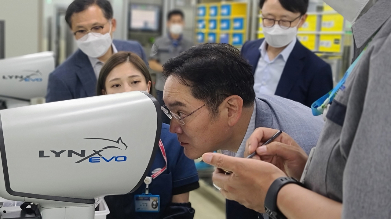 Samsung Electronics Vice Chairman Lee Jae-yong looking through a Lynx EVO stereo zoom microscope.