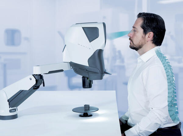 Benutzer des Mantis-Stereomikroskops in ergonomischer Arbeitsposition